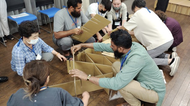 防災：避難所設営訓練（段ボールベットを組み立てる）